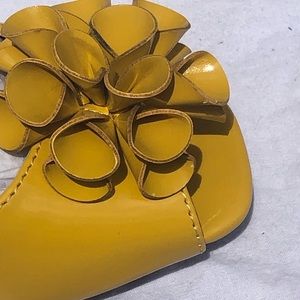 Yellow comfortview size 7 pumps  $20 tag says 44